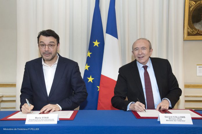 Signature de convention entre Gérard COLLOMB, ministre d'Etat, ministre de l'intérieur, et Mario STASI, président de la ligue internationale contre le racisme et l'antisémitisme (LICRA).