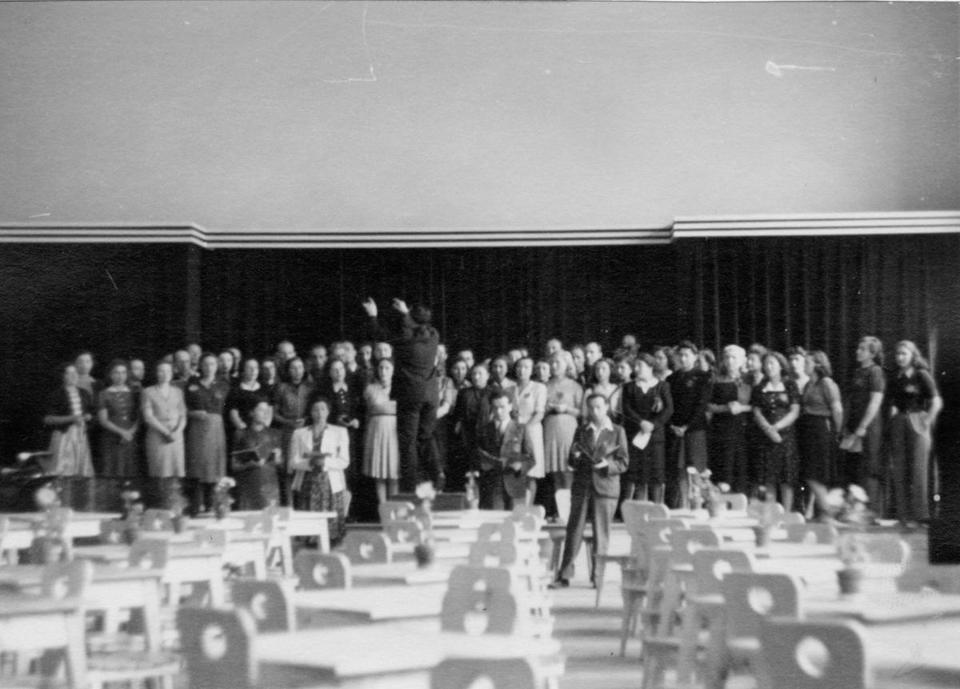 Rafael Schächter dirigeant une répétition du Requiem de Verdi à Terezín © Fondation Terezín